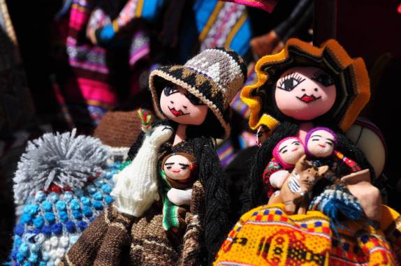 Venda de artesanato em Ollantaytambo, no Valle Sagrado, perto de Cusco, no Peru